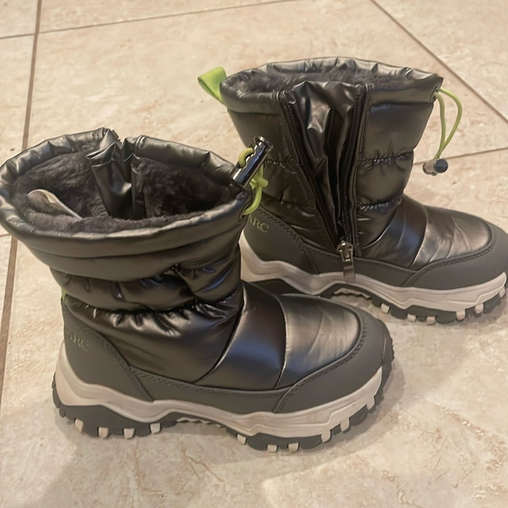 Bruno Marc Toddler snow boots. Size 9